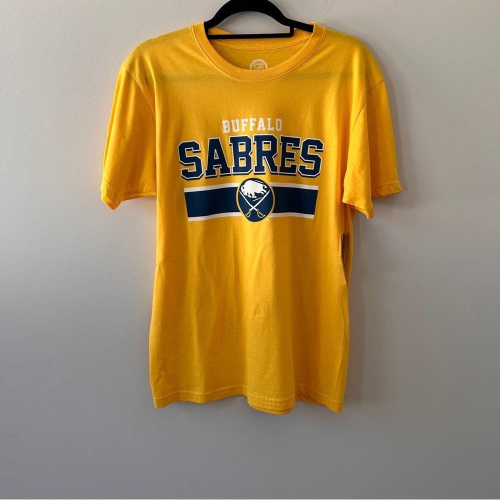 Buffalo Sabres Men’s Medium Yellow Blue T Shirt NHL NWT Hockey Sports